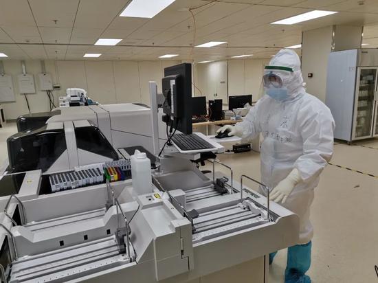  操作檢驗設(shè)備。王華攝