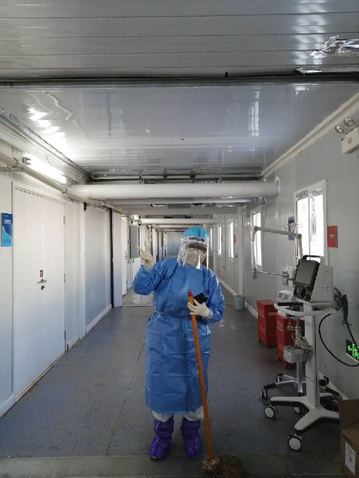 看，這是火神山醫(yī)院病房里爺爺奶奶的“小棉襖”