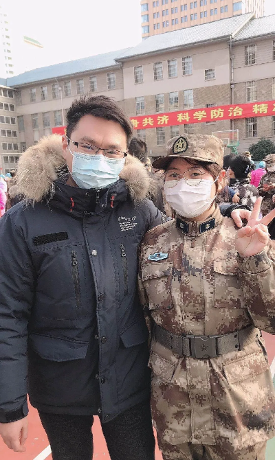 看，這是火神山醫(yī)院病房里爺爺奶奶的“小棉襖”