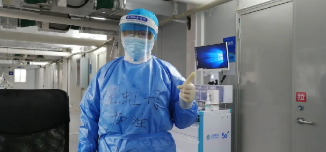 看，這是火神山醫(yī)院病房里爺爺奶奶的“小棉襖”