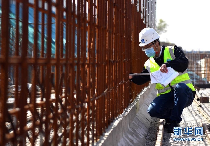 (一線抗疫群英譜·圖文互動(dòng))(5)和時(shí)間搶生命——記鄭州岐伯山醫(yī)院“90后”參建者梁少智