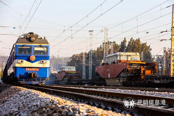 專列裝載的變壓器最大單臺重量321噸，寬度超過4米，屬于超級超限貨物。