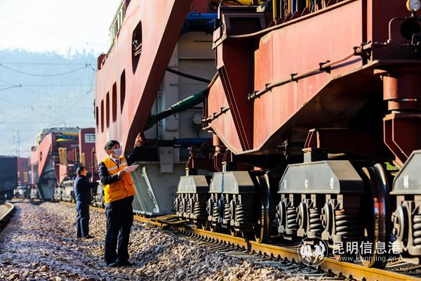 鐵路部門專門安排特種貨車裝載運輸，每輛貨車長達60多米，車輪數(shù)量達48個。
