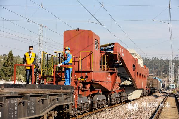 昆明局集團公司廣通車務段安排業(yè)務精干的調(diào)乘指導對超限貨物調(diào)動作業(yè)全程盯控,確保調(diào)車作業(yè)安全。