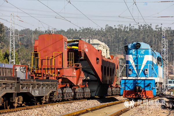 昆明局集團公司廣通車務段提前安排調(diào)車機車到大德站等待作業(yè), 確保及時取送對位。