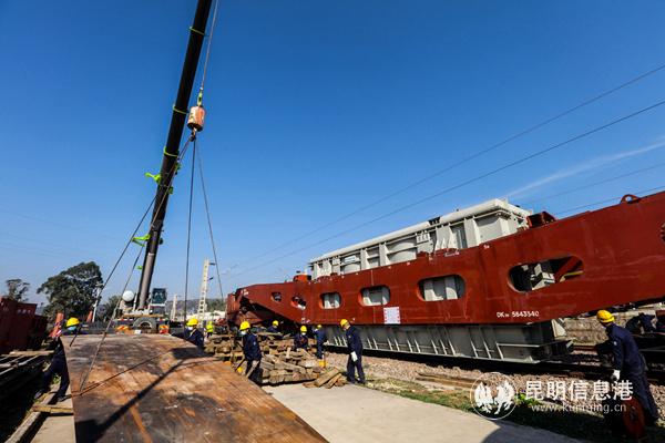 昆明局集團公司廣通車務段安排業(yè)務骨干,對現(xiàn)場卸車作業(yè)、隔離開關操作進行監(jiān)督指導。
