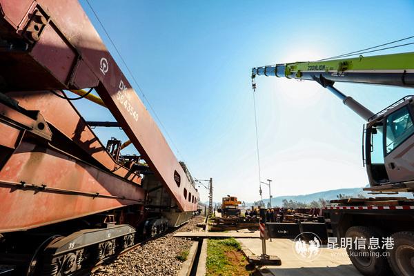 昆明局集團公司廣通車務段安排業(yè)務骨干,對現(xiàn)場卸車作業(yè)、隔離開關操作進行監(jiān)督指導。圖片由通訊員 楊航 王一翔 陳暢 郭婧 供圖