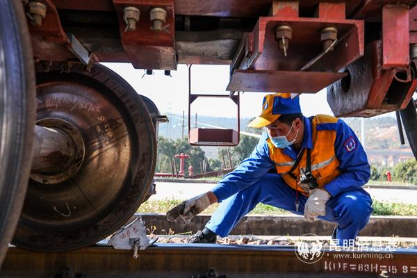 昆明局集團公司廣通車務段調(diào)車員嚴格執(zhí)行防溜作業(yè)標準，確保運輸安全。
