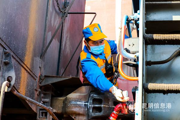 昆明局集團公司廣通車務段調(diào)車員嚴格執(zhí)行作業(yè)標準，確保運輸安全。