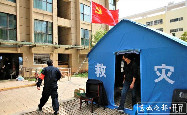 2020.3.16醫(yī)大廣場21棟隔離-民警在單元入口執(zhí)勤（張揚 攝 張勇 文）.jpg