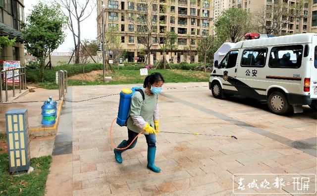 2020.3.16醫(yī)大廣場21棟隔離-社區(qū)人員對小區(qū)公共空間進行消毒（張揚 攝 張勇 文）.jpg