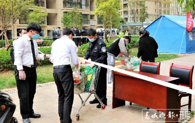 2020.3.16醫(yī)大廣場21棟隔離-下單購物直接配送（ 張揚 攝 張勇 文）.jpg