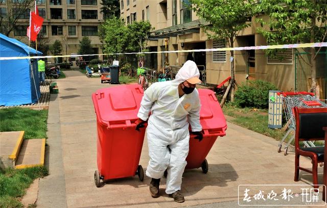 2020.3.16醫(yī)大廣場21棟隔離-隔離期間居民生活垃圾專人清理（ 張 揚 攝 張勇 文 ）.jpg