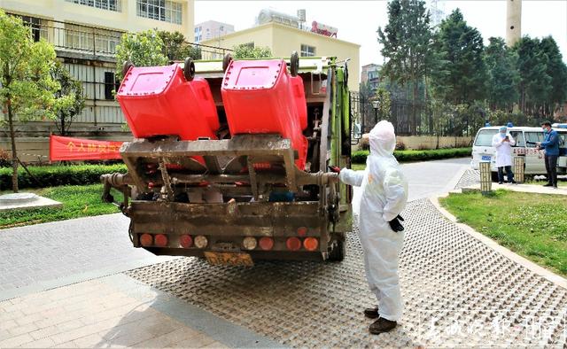 2020.3.16醫(yī)大廣場21棟隔離-隔離期間居民生活垃圾專人清理（ 張揚 攝 張 勇 文 ）.jpg
