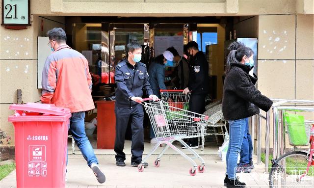 2020.3.16醫(yī)大廣場21棟隔離-下單送菜直接配送（ 張揚 攝 張 勇 文 ）.jpg
