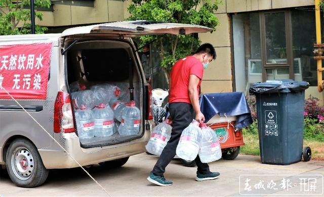 2020.3.16醫(yī)大廣場21棟隔離-要幫忙，飲用水配送直接到門口（張揚 攝 張勇 文）.jpg