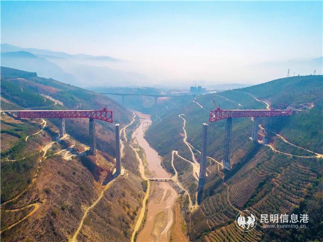 高空俯瞰建設(shè)中的元江特大橋。通訊員張偉明 梁福海 黃晨東 李徐金 李宏 供圖