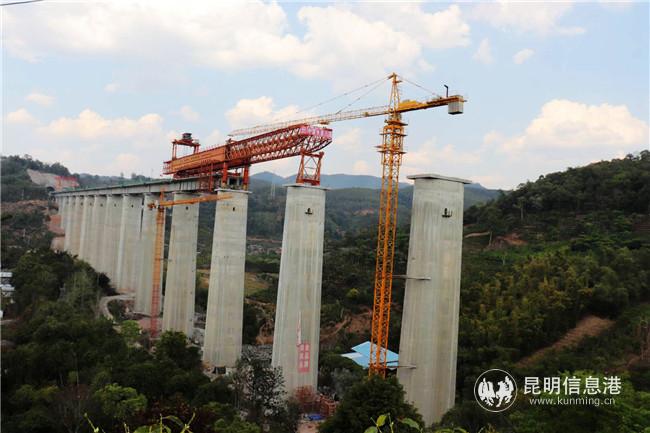 中老昆萬鐵路木乃河特大橋鋪架有序推進。