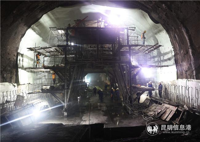 中鐵十九局集團施工人員正在安定隧道內(nèi)作業(yè)。