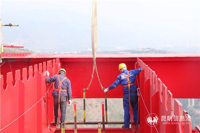 中鐵四局集團施工人員在高度230米的元江特大橋上進行鋼梁吊裝作業(yè)。