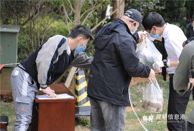 樓前封閉管理，物業(yè)工作人員進(jìn)行登記并為社區(qū)遞送生活物資。昆明日報 記者趙偉攝