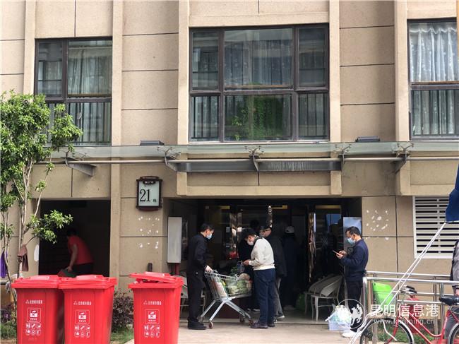 工作人員為隔離住戶送菜到樓下。