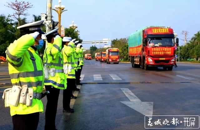 云南公安織密疫情防控網(wǎng)，助力復(fù)工復(fù)產(chǎn)路 (1).jpg