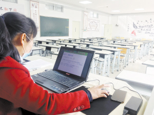 老師在教室里上網課。記者蔡曉磊攝