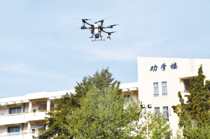 無(wú)人機(jī)在校園里噴灑消毒液。 學(xué)校供圖