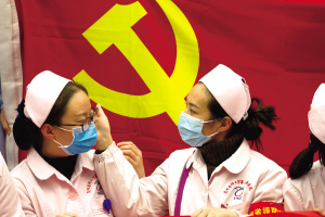 云南第二批援鄂醫(yī)療隊(duì)出發(fā)，出征前相互鼓勁 ■ 都市時(shí)報(bào)全媒體記者 孟祝斌