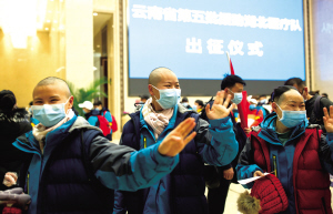 云南省第五批醫(yī)療隊(duì)，省婦幼保健院的隊(duì)員準(zhǔn)備通過安檢。為方便工作出征前她們剃短頭發(fā) ■ 都市時(shí)報(bào)全媒體記者 孟祝斌