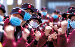 云南省對(duì)口支援湖北咸寧醫(yī)療隊(duì)隊(duì)員在出發(fā)前為彼此加油鼓勁（2月12日攝） 新華社 圖