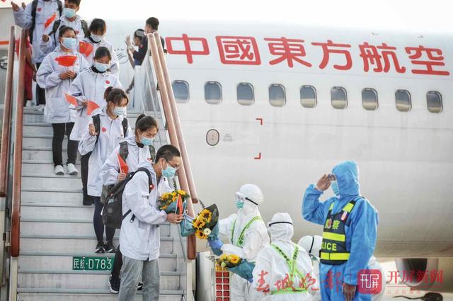 云南省援助湖北醫(yī)療隊首批返滇隊員凱旋