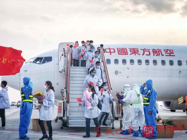 云南省援助湖北醫(yī)療隊首批返滇隊員凱旋