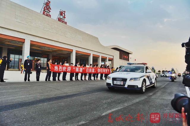 云南省援助湖北醫(yī)療隊首批返滇隊員凱旋