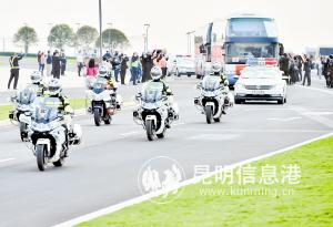 “春城騎警”和警車為白衣戰(zhàn)士們開道。本組圖片記者王俊星攝