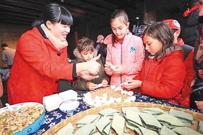 寧波百名外籍人士走進前童古鎮(zhèn) 體驗?zāi)晡丁胺沁z”文化