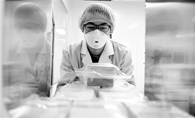 抗疫科研爭分奪秒 基礎(chǔ)研究咬定青山