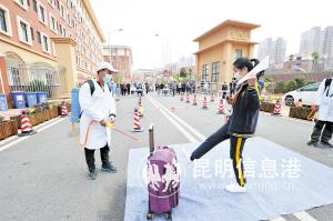 昆明西南聯(lián)大研究院附屬學(xué)校開展開學(xué)前現(xiàn)場消毒演練。記者劉凱達(dá)攝