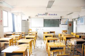 昆明市實(shí)驗(yàn)中學(xué)教室為單人單座，保證前后左右的安全距離。記者趙偉攝