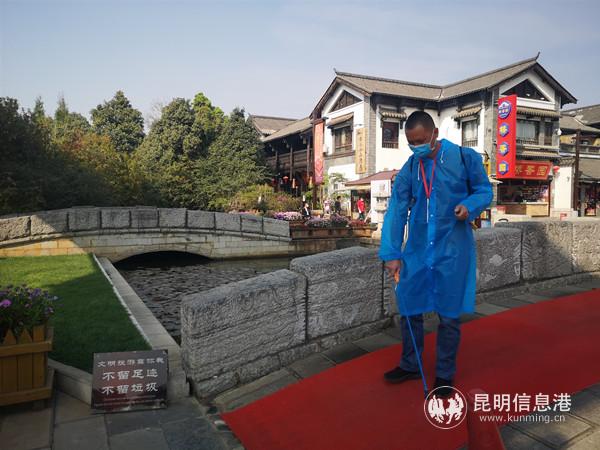 工作人員進(jìn)行環(huán)境消毒