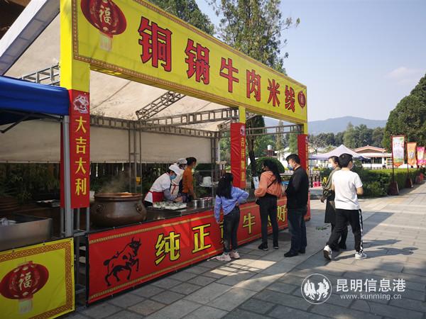 美食街上有各少數(shù)民族美食