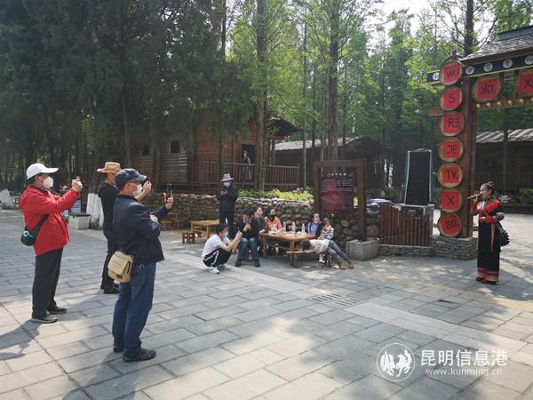 午餐期間傈僳族的歌舞表演