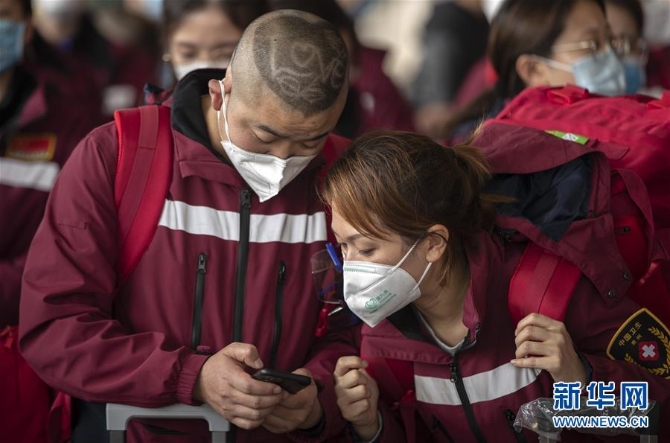 （新華全媒頭條·圖文互動）（9）最美逆行者，武漢永遠記得你！——首批援鄂醫(yī)療隊返程紀實