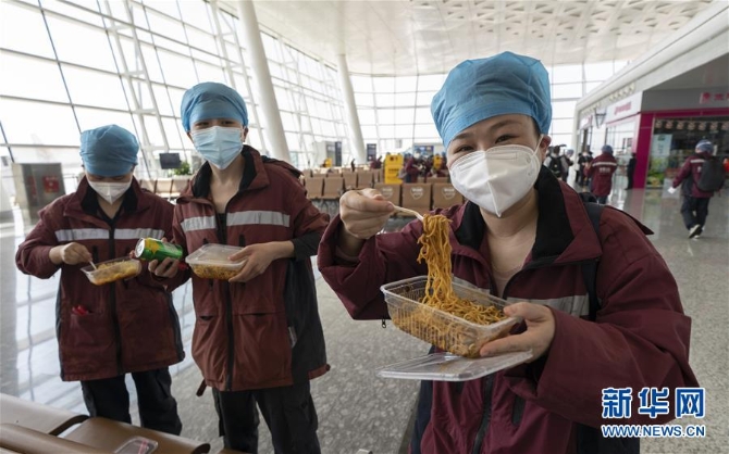 （新華全媒頭條·圖文互動）（13）最美逆行者，武漢永遠記得你！——首批援鄂醫(yī)療隊返程紀實