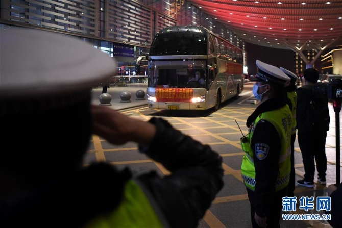 （新華全媒頭條·圖文互動）（15）最美逆行者，武漢永遠記得你！——首批援鄂醫(yī)療隊返程紀實