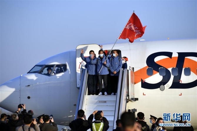 （新華全媒頭條·圖文互動）（16）最美逆行者，武漢永遠記得你！——首批援鄂醫(yī)療隊返程紀實