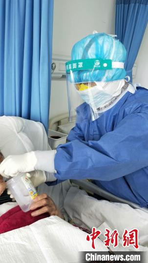 圖為福建省第十一批支援湖北醫(yī)療隊隊員黃華清在武漢金銀潭醫(yī)院為病人做治療。　受訪者供圖 攝