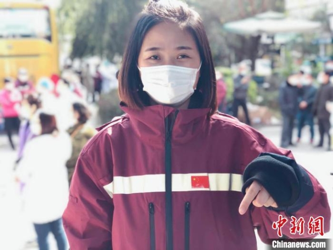 圖為黃華清剪去長發(fā)后的留影。　受訪者供圖 攝