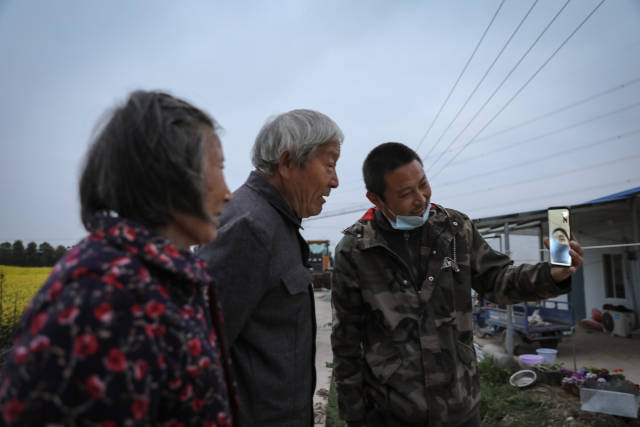 晚飯前，陸成權(quán)和父母與遠在徐州老家的孫子視頻聊天。